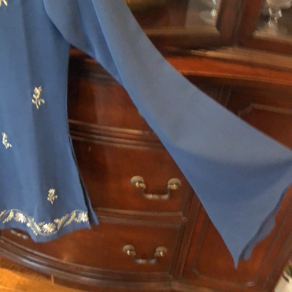 ✨3/$10✨ - Flare sleeve Embroidered tunic blouse - Picture 2 of 4